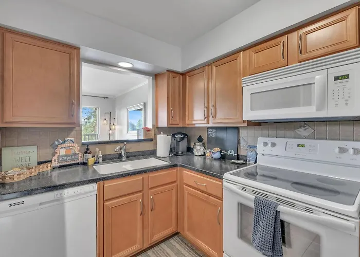 Nash Gold Private Condo - 2Bed, 2Bath, Sleep 6, 25 Min Walk To Broadway And All Nashville Attractions, Pool, Gym